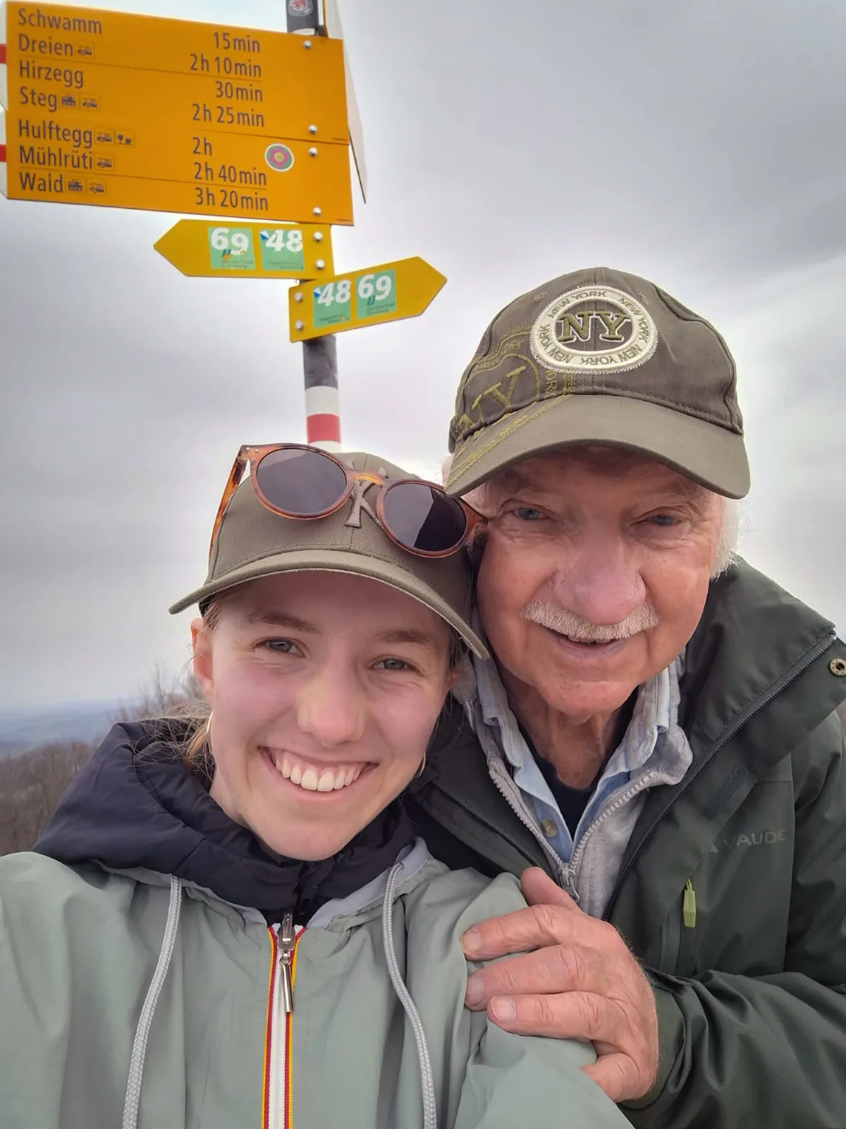 Ein stolzes Beweisfoto auf dem Gipfel durfte nicht fehlen. Fotos von Alina Rieder für die 50Plus Beilage.